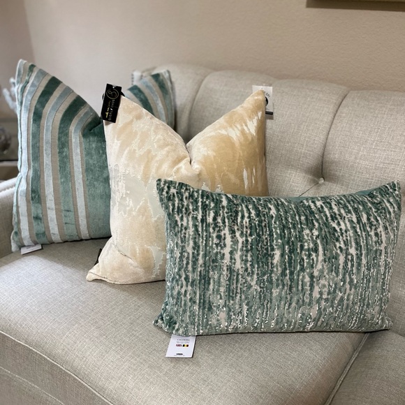 1-NWT CALDEIRA CUT VELVET DESIGN DECORATIVE PILLOW Read description for details - Picture 16 of 17